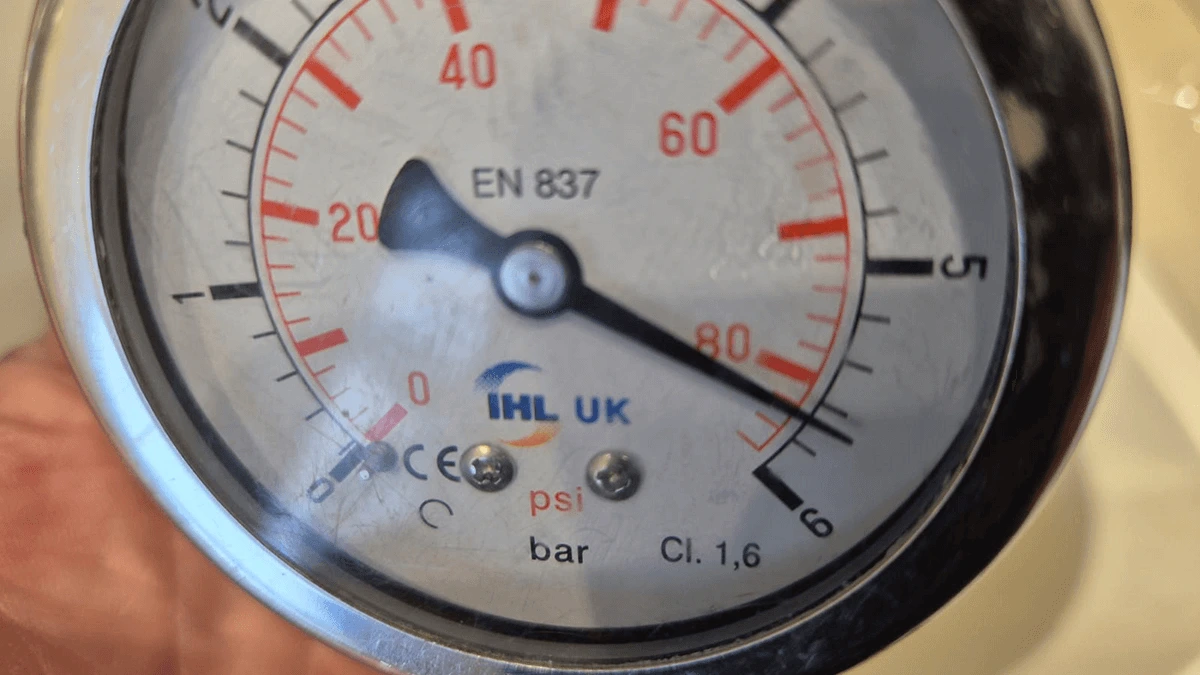 מד לחץ לבדיקת תקינות צנרת מים כחלק מאבחון נזילה סמויה