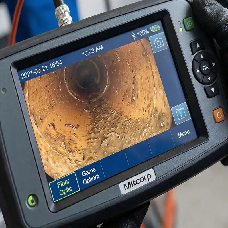 צילום פנימי של קו ביוב בקוטר 4 צול באמצעות מצלמה סיב אופטית כחלק מתהליך אבחון מקצועי