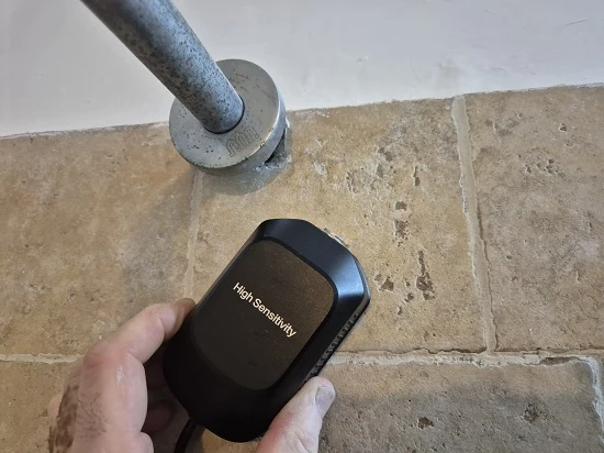 בדיקה אקוסטית באזור הצנרת במסגרת איתור מקור רטיבות בתקרה