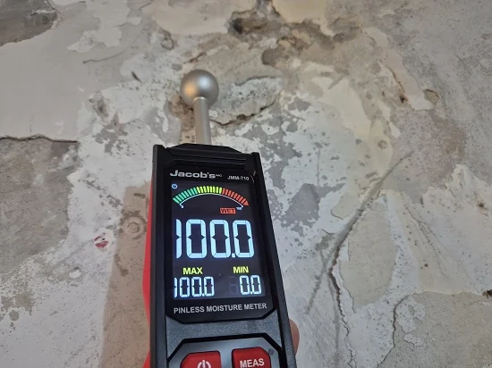 מד לחות מציג קריאה של 100.0 וחיווי WET באזור רטיבות בתקרה