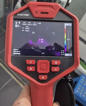 מצלמה תרמית מקצועית FOTRIC 348A בזמן בדיקת איתור נזילות בשטח