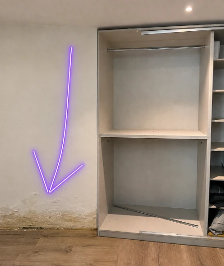 סימני רטיבות ועובש מאחורי ארון במהלך איתור נזילות בהוד השרון