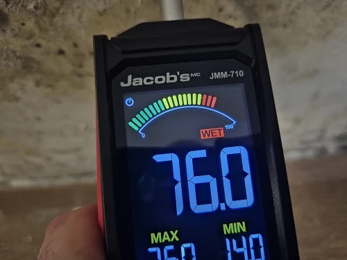 מדידת לחות גבוהה בקיר במהלך איתור נזילה בהוד השרון