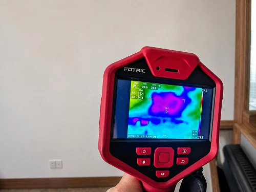 סריקה תרמית באזור מוקד רטיבות בדירה בהוד השרון