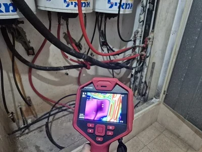 סריקה תרמית בחדר דוודים מעל תקרת מטבח במהלך איתור נזילות בכפר סבא