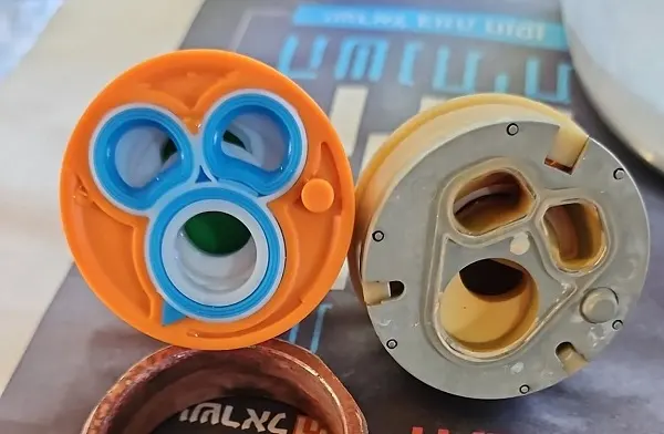 מנגנון אינטרפוץ חדש לצד מנגנון ישן שהגביל את זרימת המים