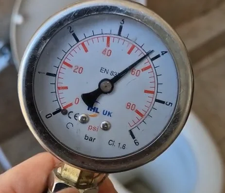 בדיקת לחץ מים בזמן שימוש וצריכת מים במערכת